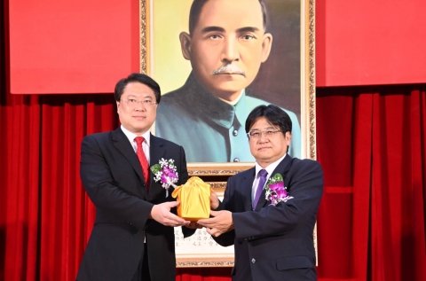 林右昌部長頒授新任國土管理署吳署長印信