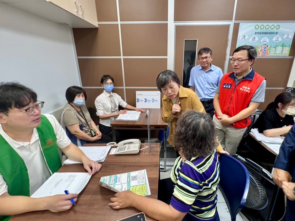 內政部長劉世芳今(22)日視察高雄老宅延壽開辦受理民眾申請情形