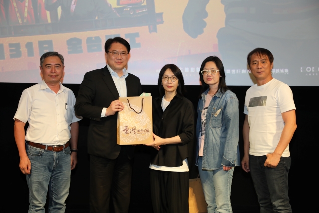 內政部長林右昌與導演鄭芬芬等貴賓合影
