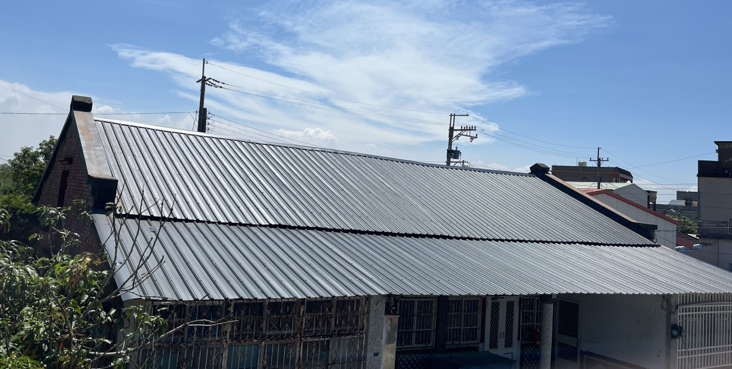 國土署中工分署率修繕小組完成受災戶之屋頂修復.jpg