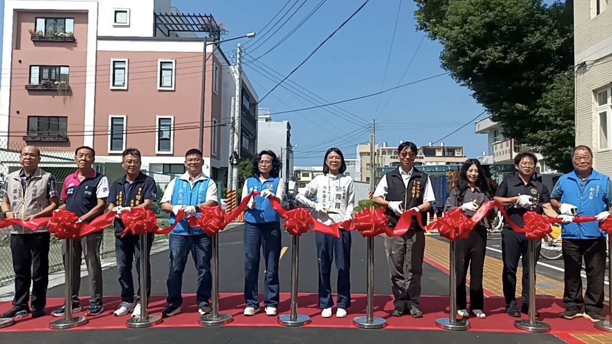 「苑裡鎮公民街危險瓶頸路口及路段改善計畫」完工通車典禮_合影.jpg