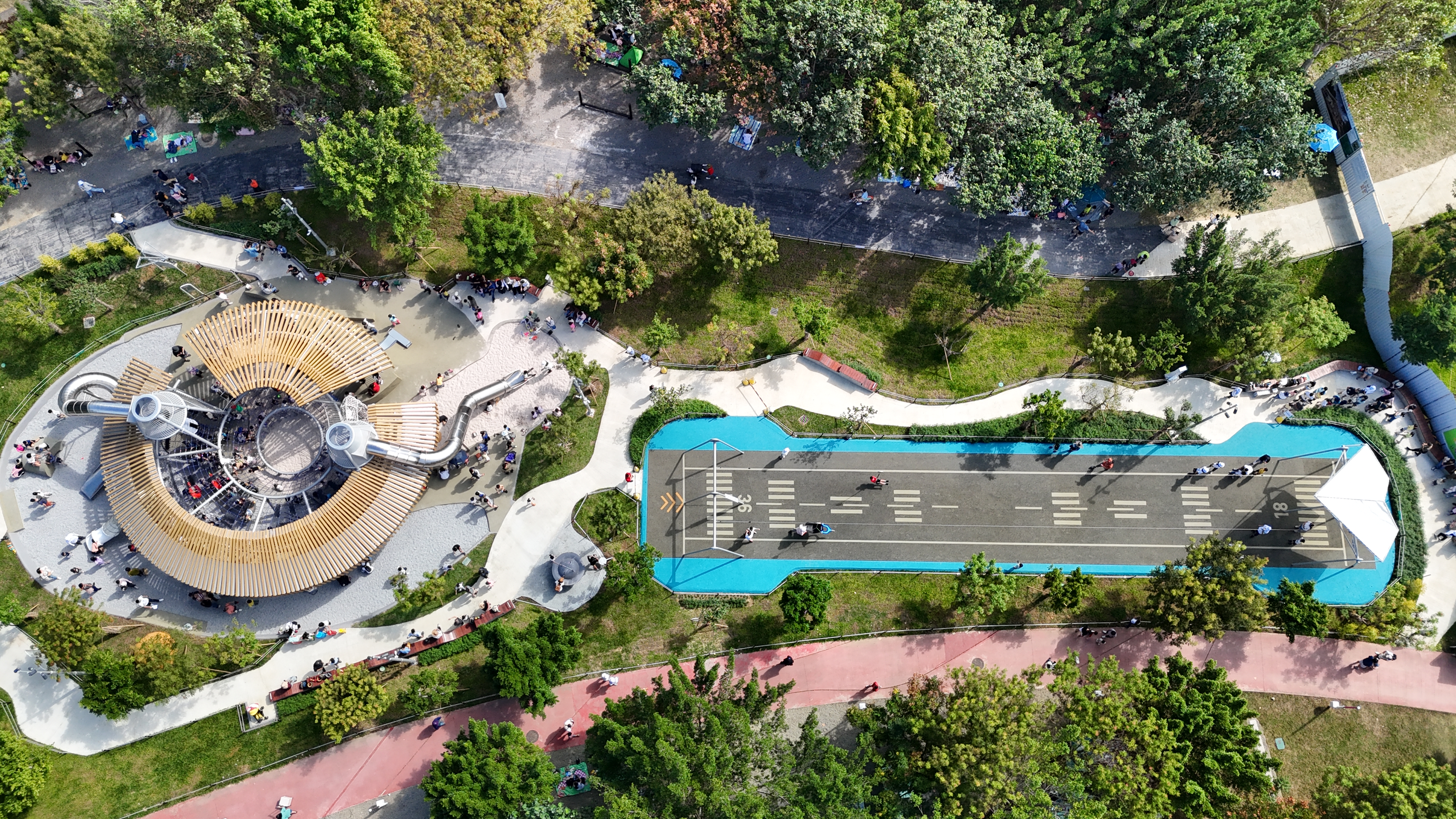 02 中央公園「飛行美樂地特色遊戲場」空拍.jpg