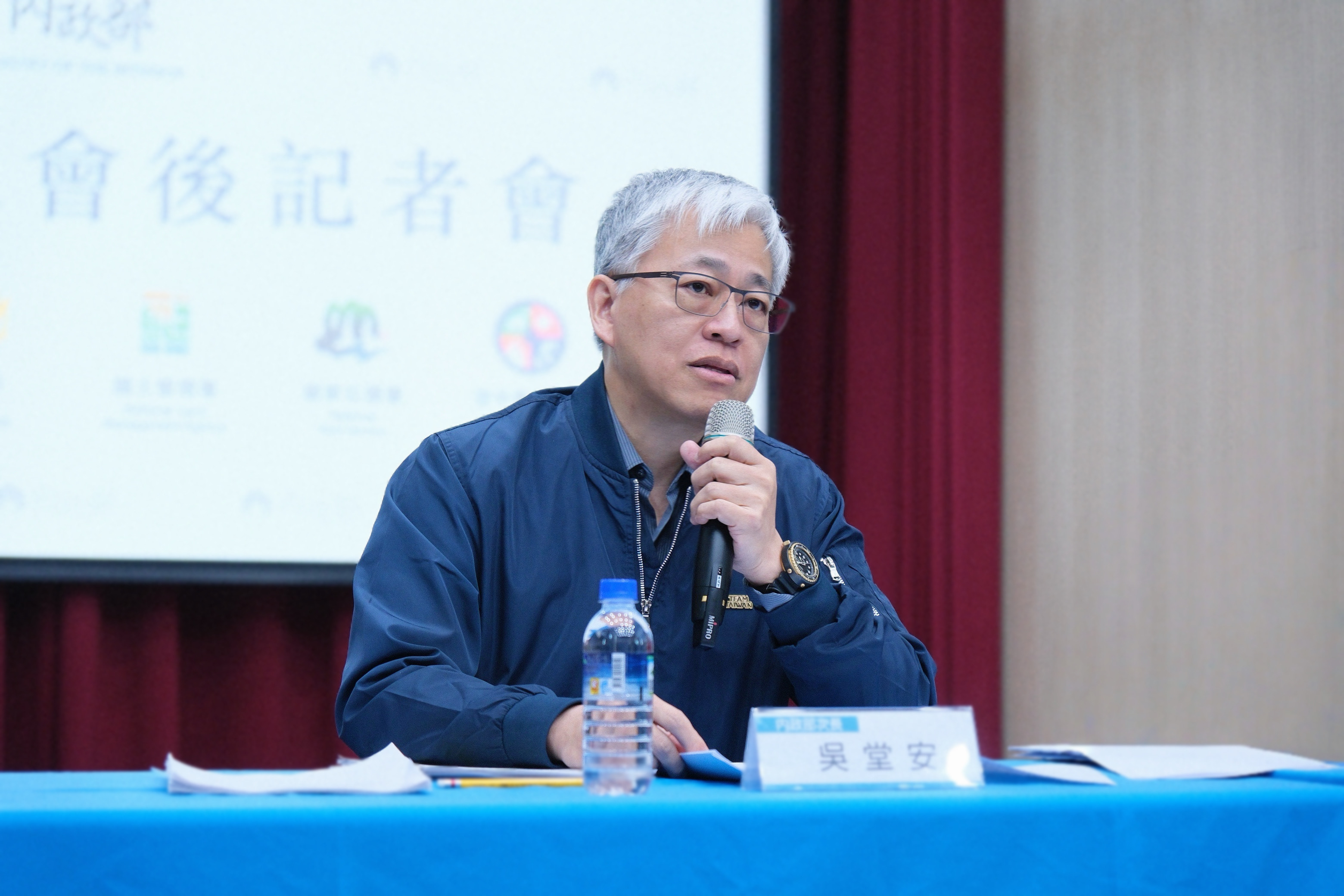 1150402 部務會報後記者會_內政部政務次長吳堂安說明營建剩餘土石方最新推動情形.jpg