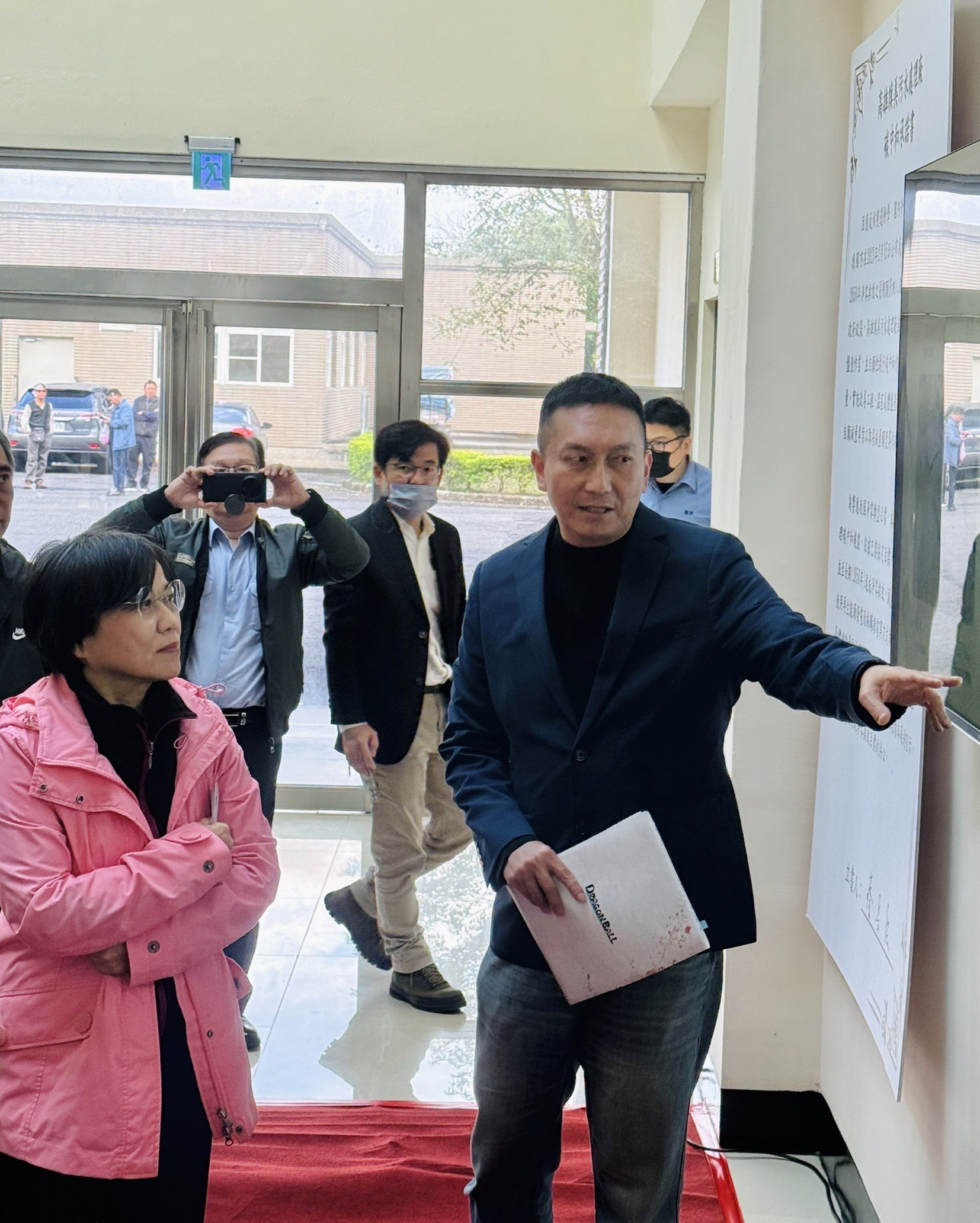 內政部長劉世芳聽取同仁有關旗美污水廠推動碳中和之說明.jpg