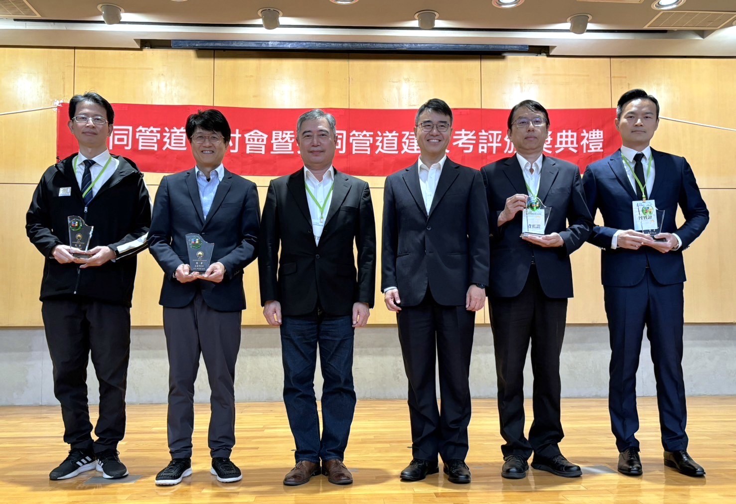 國土署副署長於望聖與112年度「共同管道建設考評」獲獎縣市代表合影