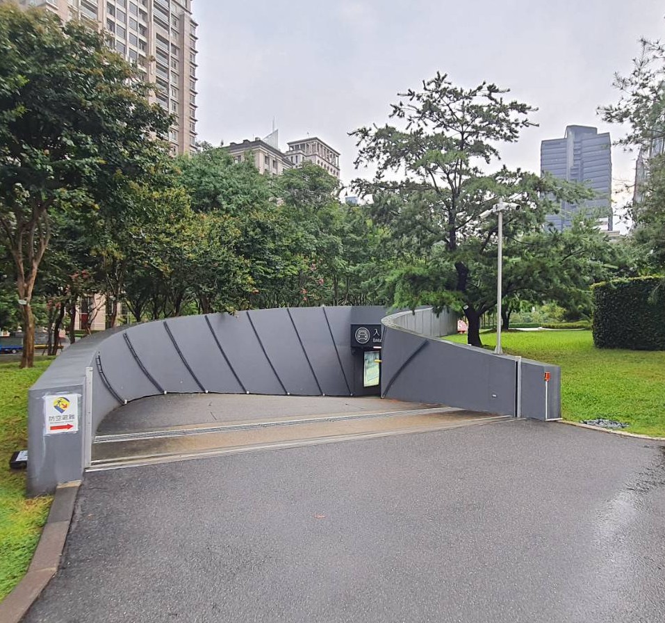 臺中歌劇院戶外就有張貼防空避難動線指引.jpg