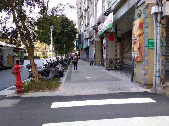 忠孝東路人行環境改善，設置機車彎分隔人車，保障行人安全照片