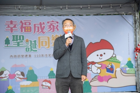 營建署國宅組組長歐正興於「幸福成家 聖誕同樂會」現場向現場民眾進行4大住宅政策宣導。