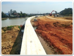 ↑路堤填築與管路埋設作業
