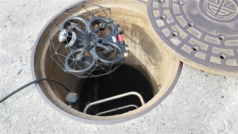 圖1　防撞無人機飛入下水道進行探勘