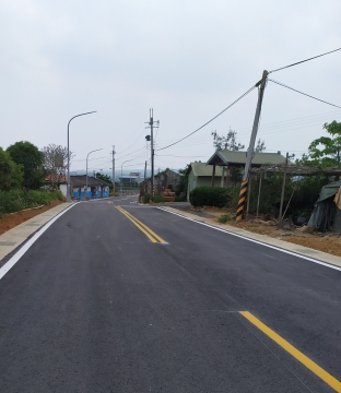 新闢8米寬道路含兩側側溝及路燈