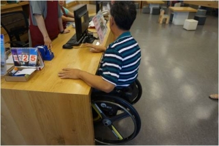 空間內設置便利行動不便者使用之家具，考慮輪椅使用者可接近範圍，方便使用。