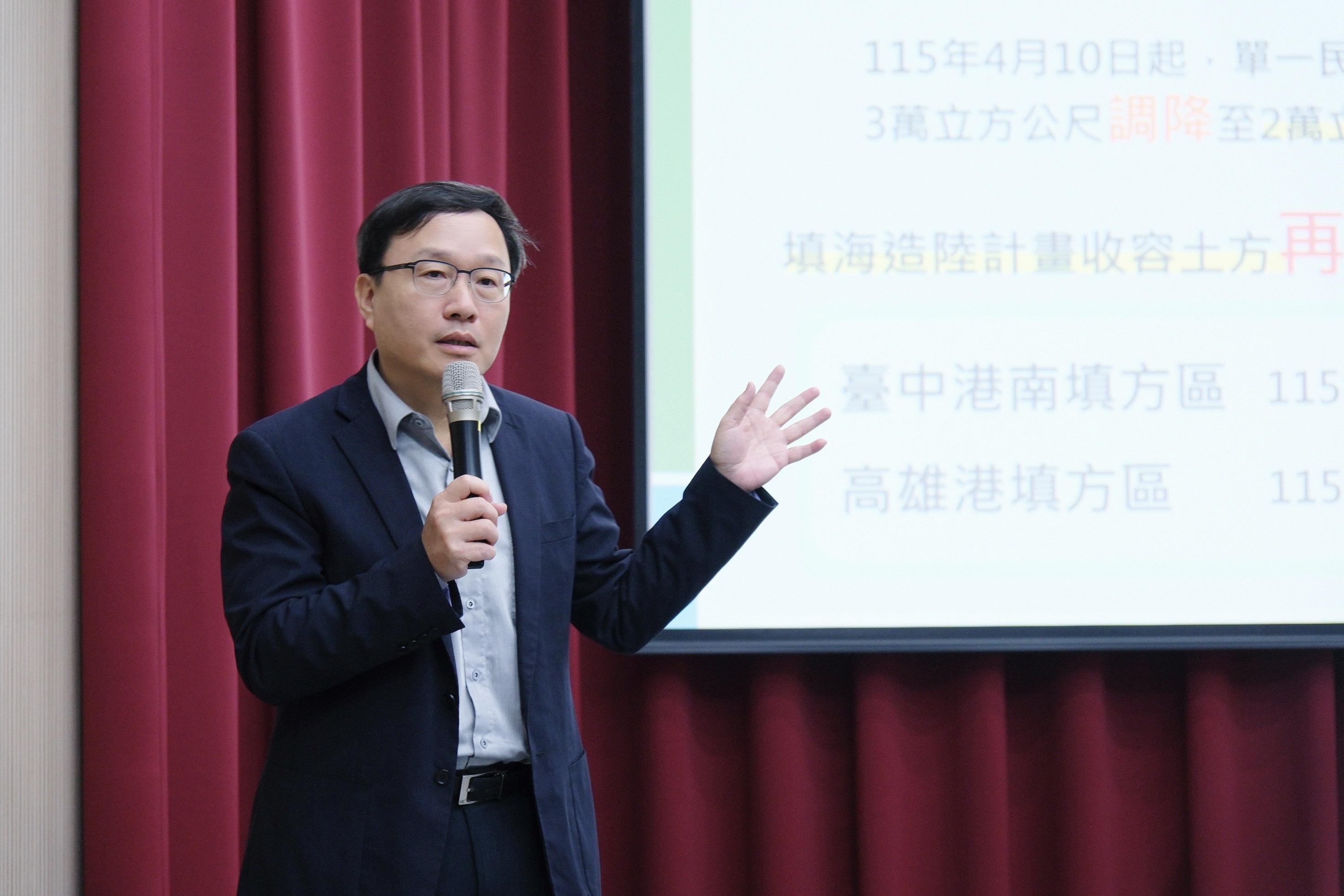 1150402 部務會報後記者會_國土署長蔡長展說明營建剩餘土石方最新推動情形.jpg