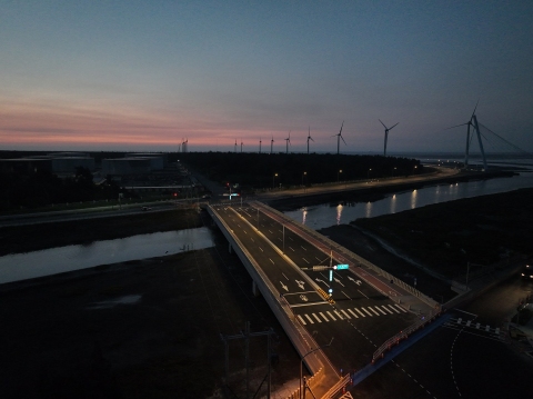 夜間從高空眺望清水區濱海橋改建完工照