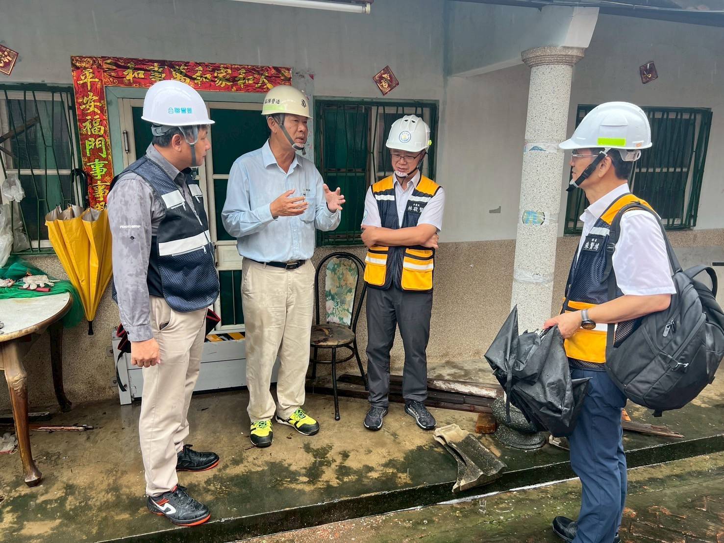 03 內政部同仁偕同施工廠商進行民宅勘查
