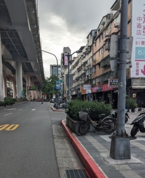 人行道與道路相交的路口，綠化灌木過高將影響駕駛人右轉的視線，不易發現有等待的用路人，恐造成不必要的意外事故。