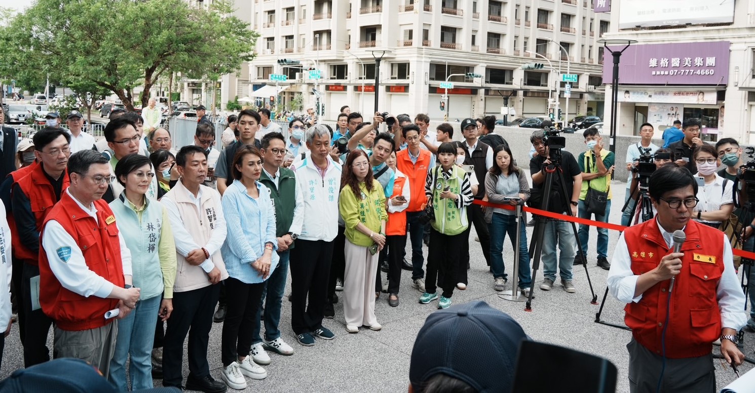 董次今(2)陪同行政院長卓榮泰視察視察高雄市寶業里滯洪池