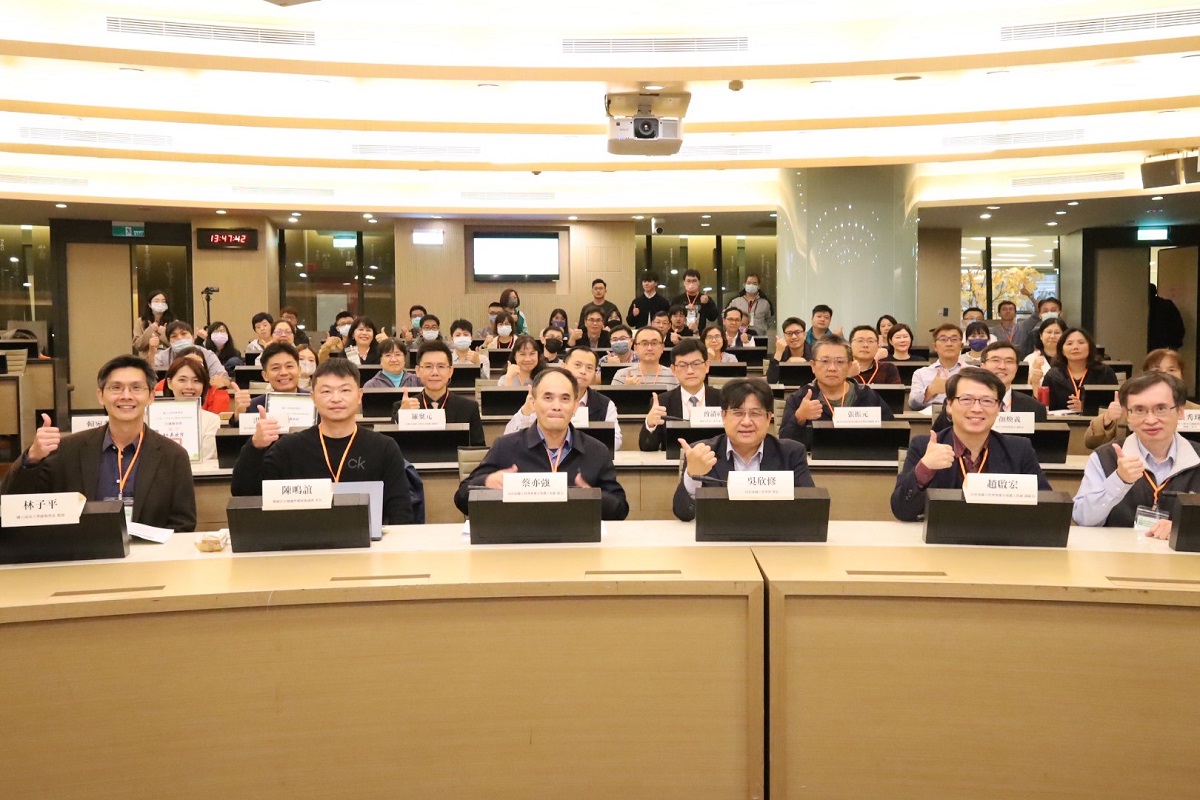 國土管理署吳欣修署長(右三)與受獎縣市代表及與會人員合影