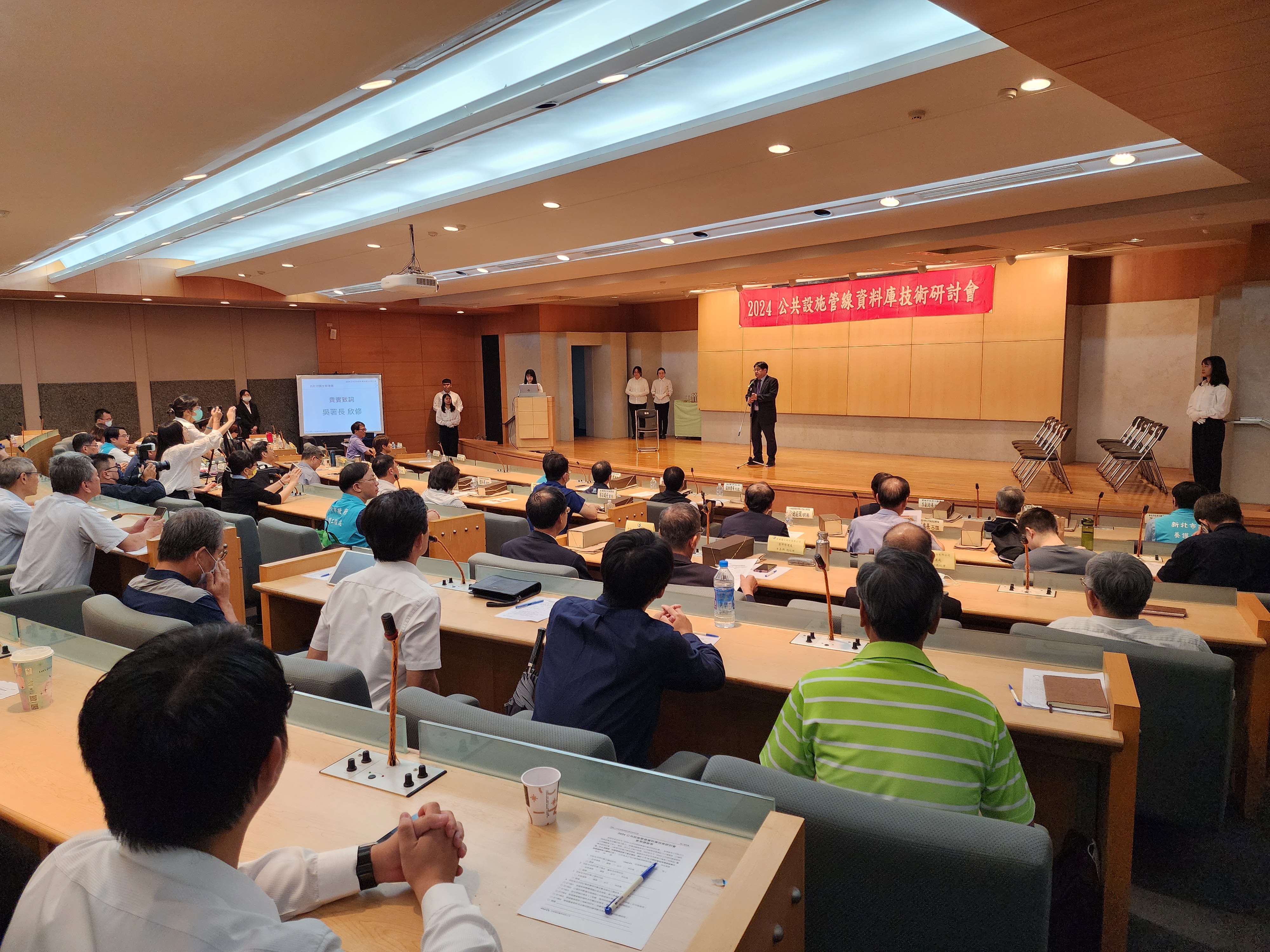 國土管理署今(18)日舉辦「2024公共設施管線資料庫技術」研討會，邀集共同管線規劃建設之產、官、學專業人士一同分享實務經驗與交流。