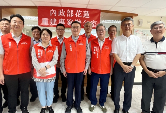 行政院長卓榮泰率行政團隊視察花蓮重建辦公室合影