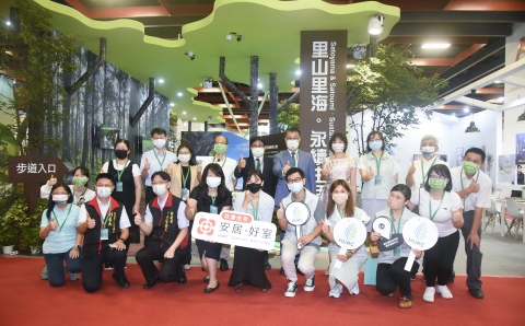 內政部長徐國勇(二排右5)、部主秘張琬宜(二排右4)、營建署長吳欣修(二排左5)前往「里山 里海 永續生活」主題館參觀