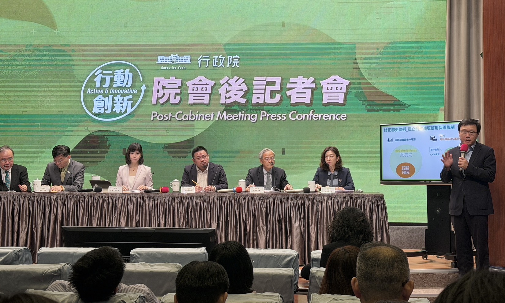 行政院會後記者會照片_國土署長蔡長展進行報告