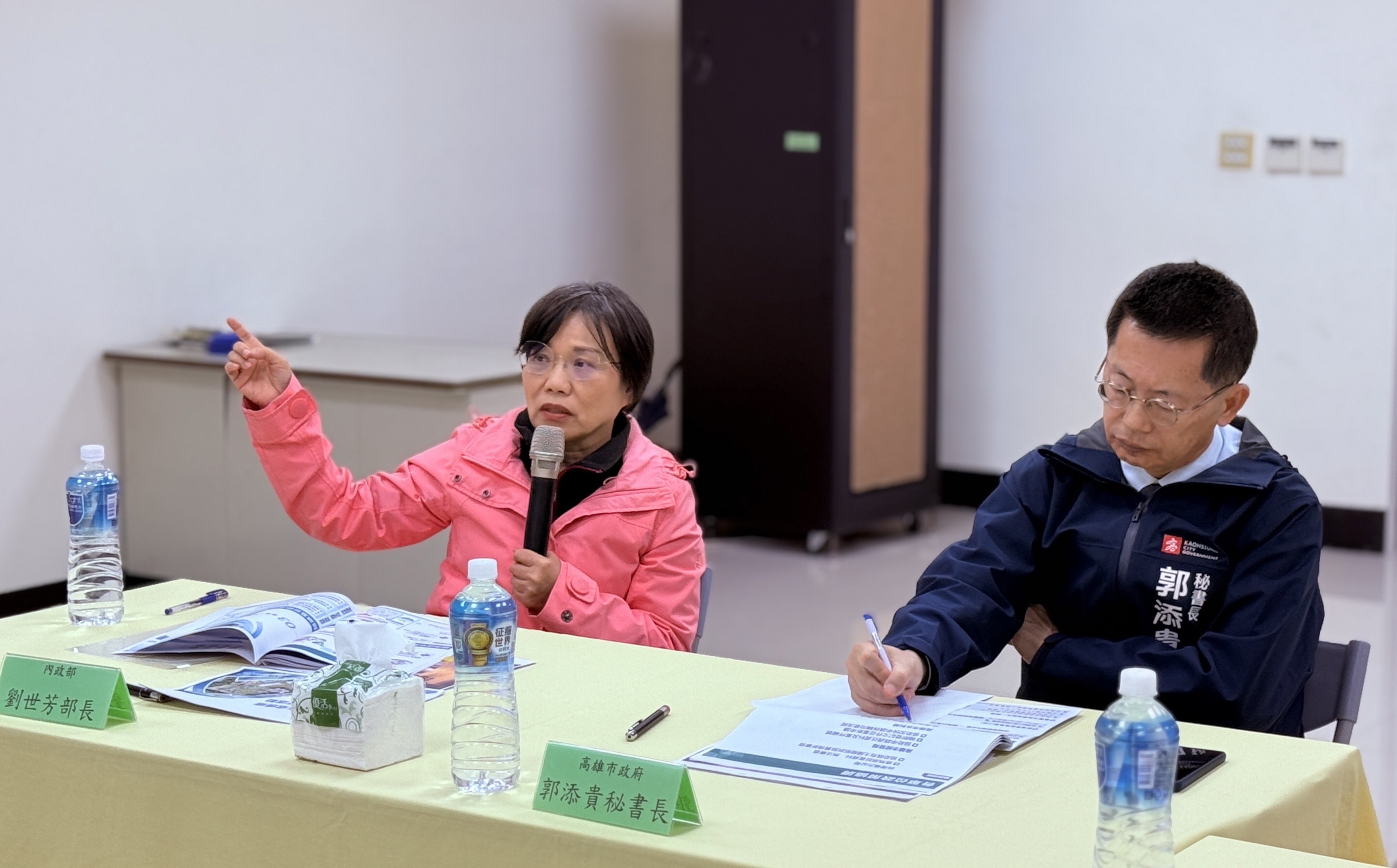 內政部長劉世芳(左)與現場同仁互相交流碳中和污水廠之推動經驗.jpg