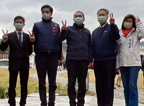 營建署都更組長王武聰(左1)、立委羅明才(左2)、新北市長侯友宜(右3)、氣象局長鄭明典(右2)等貴賓出席啟用典禮