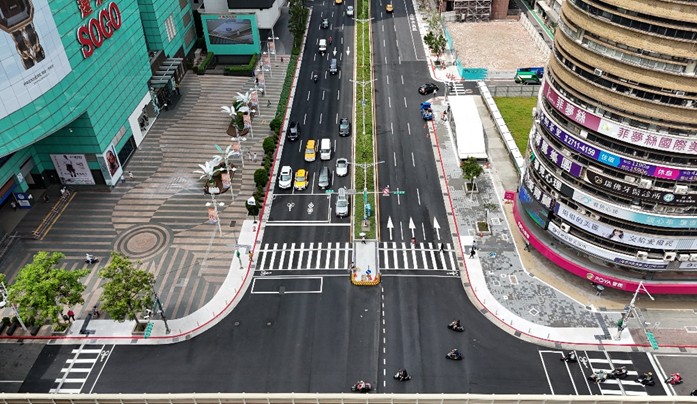 利用行穿線退縮、增加庇護島及路口人行道擴大等工程作為，提升行人停等及通行安全.jpg