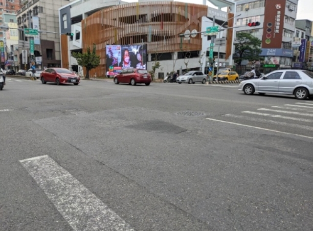 現行道路無左轉專用道及未設置庇護島,未來都將會進行改善